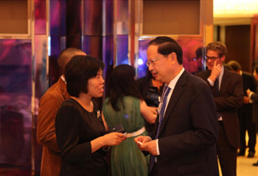 2011年9月 《中国企业家》夏季达沃斯分享会现场何振红社长和中移动董事长王建宙亲切交谈